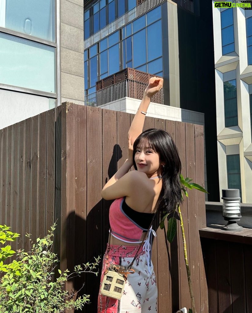 An Yu-jin Instagram - Summer vibe in terrace🦩 #AD #FendiSummer #Fendi