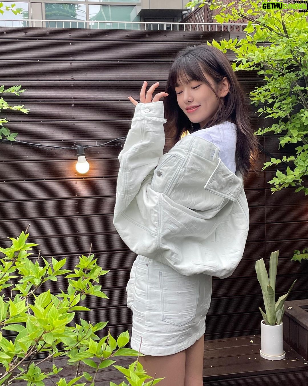 An Yu-jin Instagram - ☁🌿 @fendi @mrkimjones @silviaventurinifendi @delfinadelettrez @themarcjacobs #MarcJacobsXFendi #AD