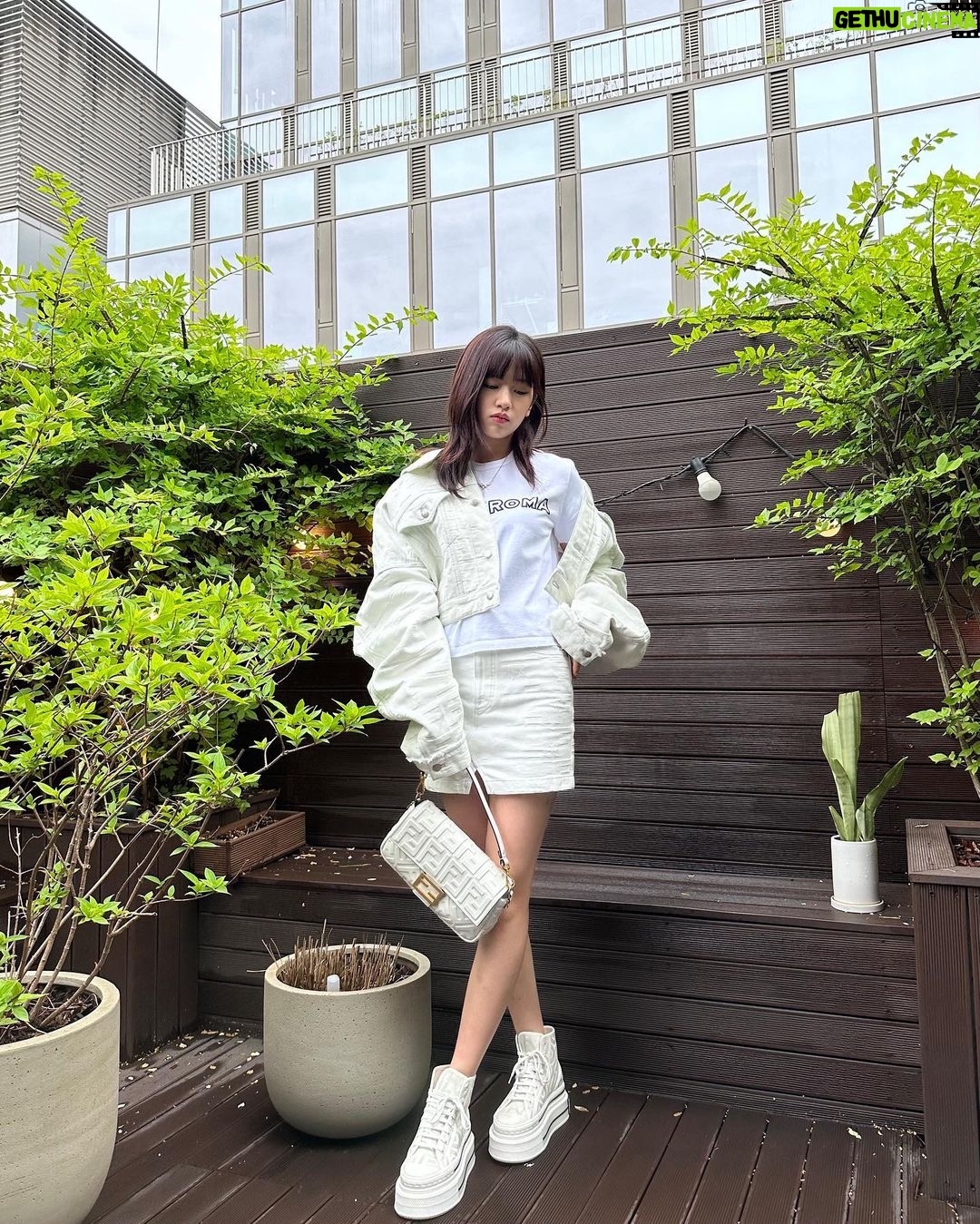 An Yu-jin Instagram - ☁🌿 @fendi @mrkimjones @silviaventurinifendi @delfinadelettrez @themarcjacobs #MarcJacobsXFendi #AD
