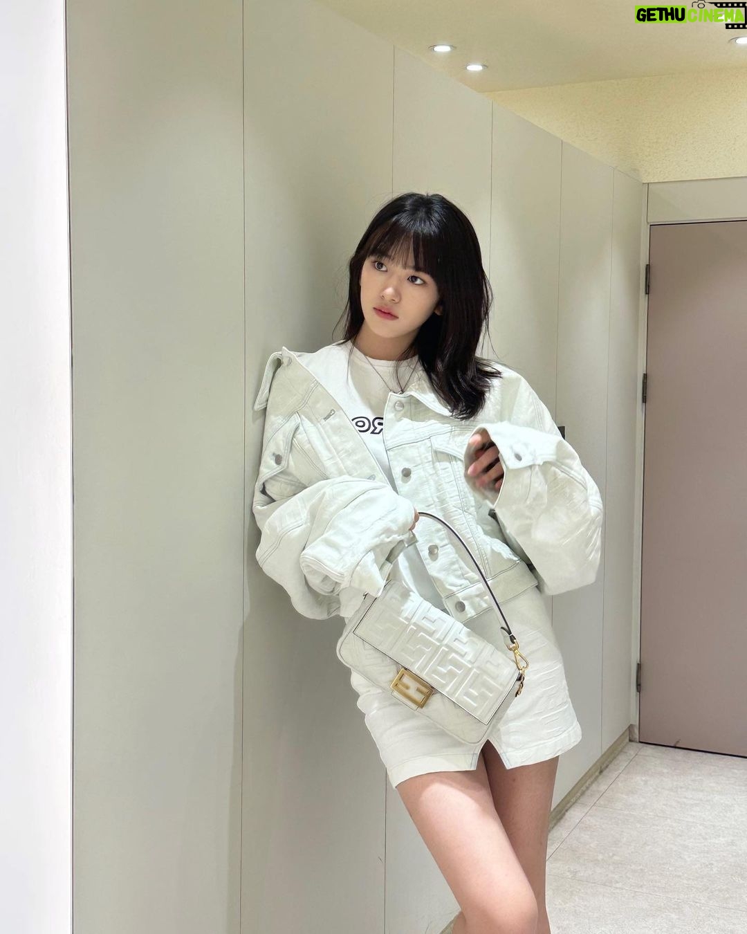 An Yu-jin Instagram - ☁🌿 @fendi @mrkimjones @silviaventurinifendi @delfinadelettrez @themarcjacobs #MarcJacobsXFendi #AD