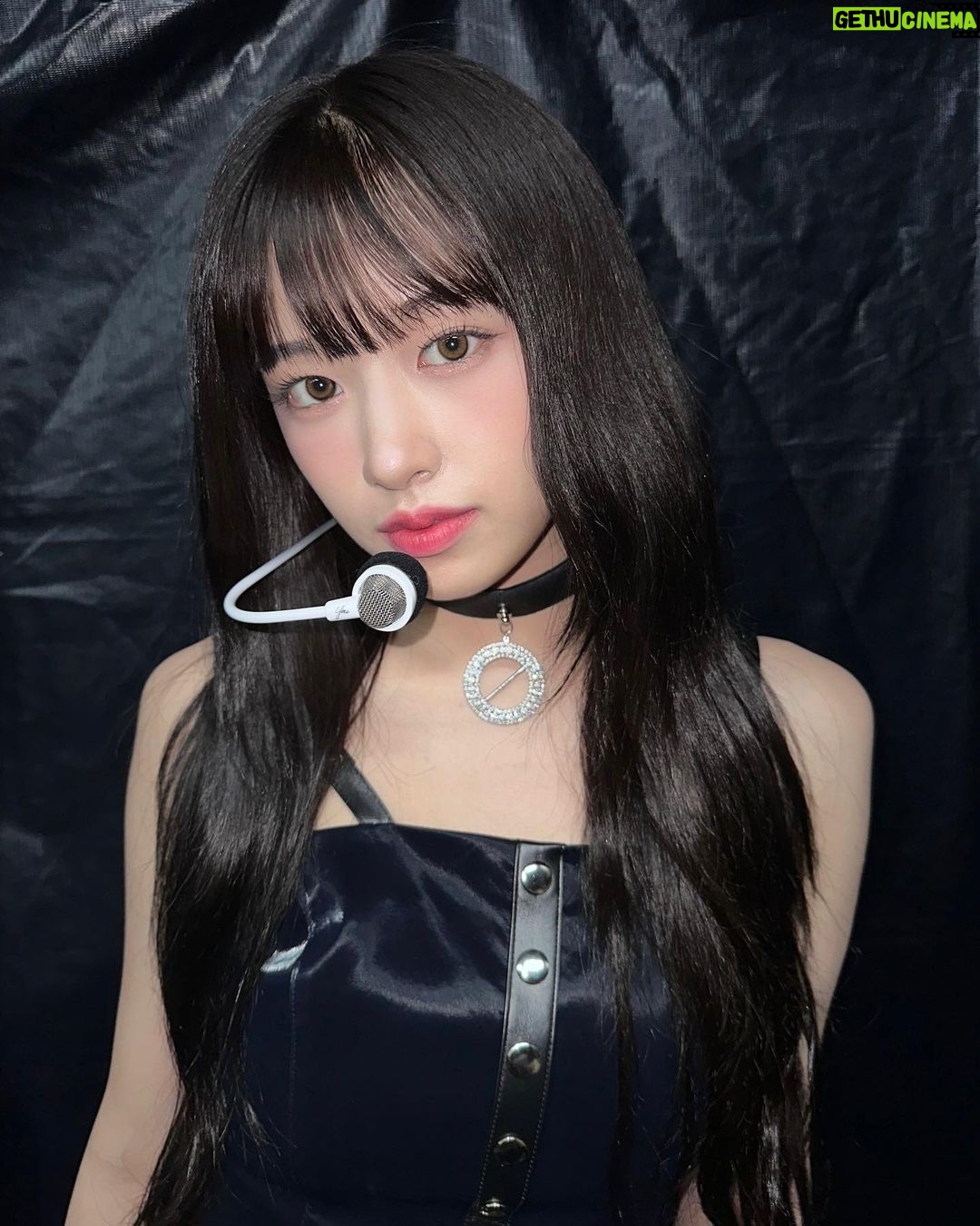 An Yu-jin Instagram - same outfit different vibes