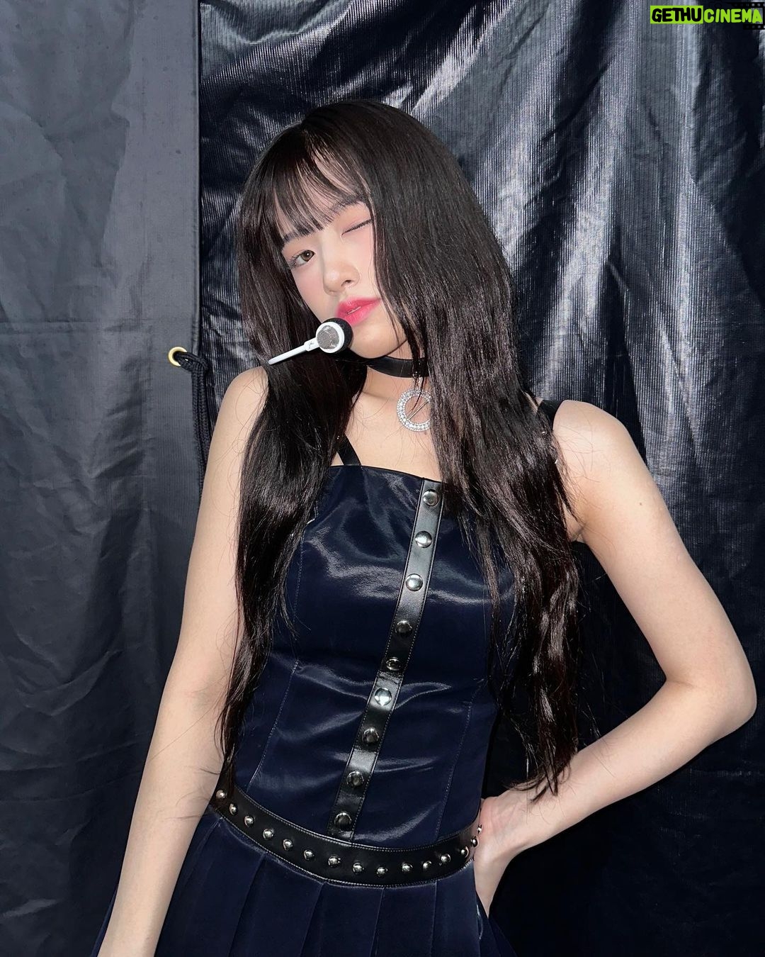 An Yu-jin Instagram - same outfit different vibes