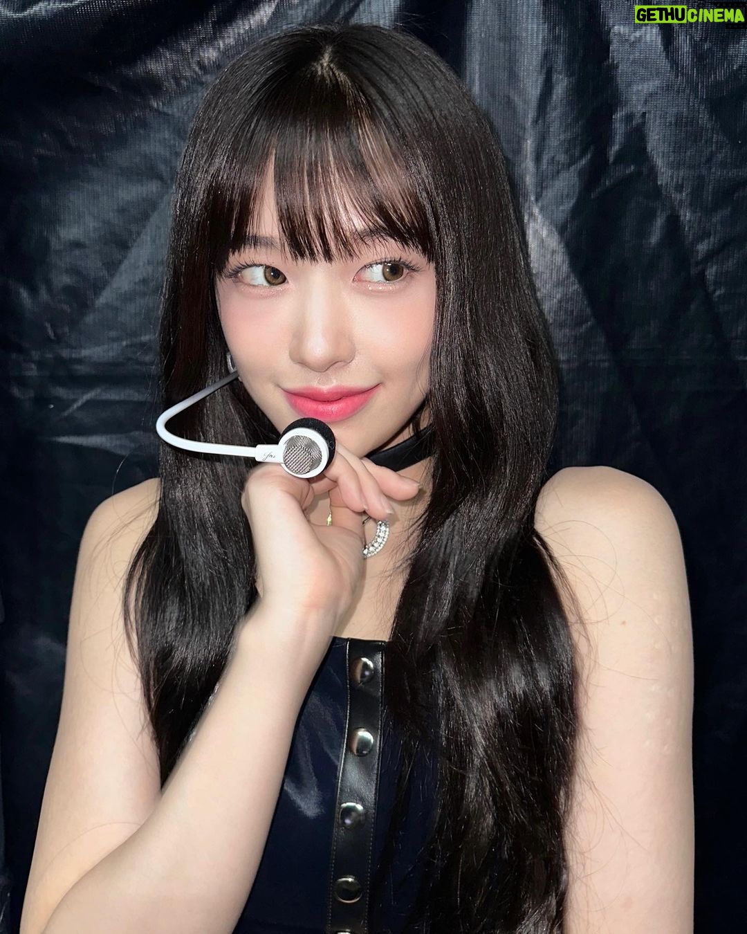An Yu-jin Instagram - same outfit different vibes