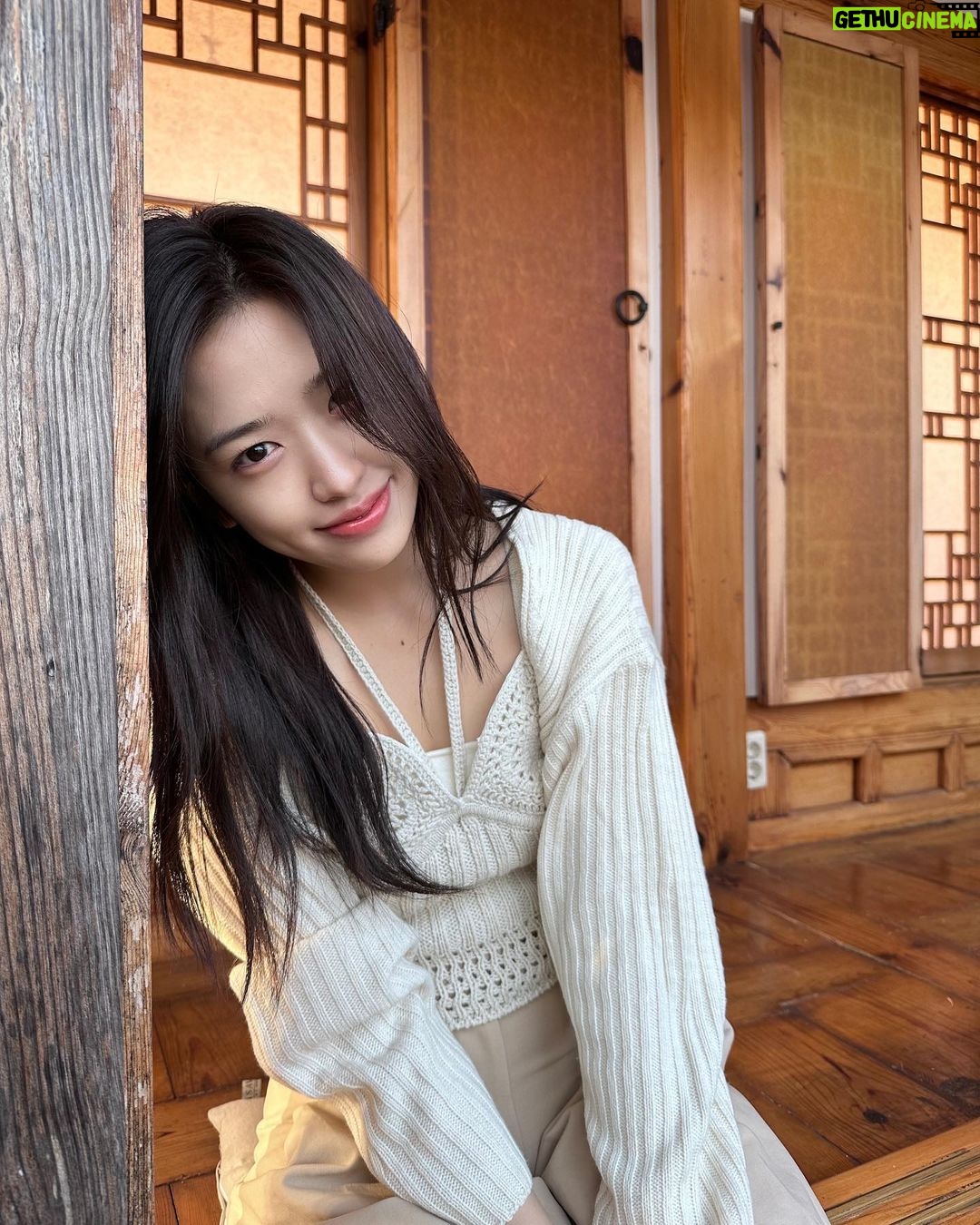 An Yu-jin Instagram - 날이 흐리니까 햇살 죠은 날 사진을 봐야지 @loccitanekorea ☁️