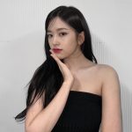 An Yu-jin Instagram - 우선 아이브의 1주년을 축하합니다! 벌써 1년이 지났다니 시간이 참 빠르네요 바로 어제 마마에서 신인상 베스트 퍼포먼스상 그리고 대상까지 받게 되었어요 작년 오늘의 저라면 상상조차 할 수 없었던 일인데요 다시 한번 감사드립니다 지난 한해 이루 말할 수 없는 사랑과 관심을 받았고 행복했습니다! 12월의 시작이기도 한 오늘 남은 연말도 마무리 잘하시길 바랄게요 날이 추우니 감기 조심하세요 사랑합니다❤❤