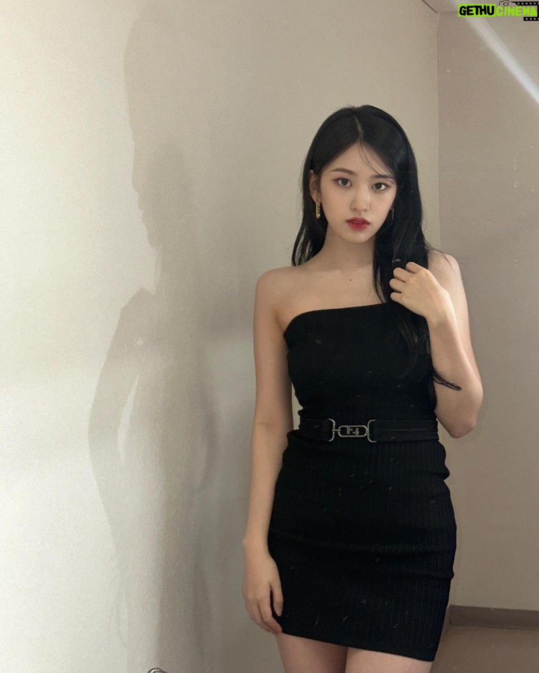 An Yu-jin Instagram - 우선 아이브의 1주년을 축하합니다! 벌써 1년이 지났다니 시간이 참 빠르네요 바로 어제 마마에서 신인상 베스트 퍼포먼스상 그리고 대상까지 받게 되었어요 작년 오늘의 저라면 상상조차 할 수 없었던 일인데요 다시 한번 감사드립니다 지난 한해 이루 말할 수 없는 사랑과 관심을 받았고 행복했습니다! 12월의 시작이기도 한 오늘 남은 연말도 마무리 잘하시길 바랄게요 날이 추우니 감기 조심하세요 사랑합니다❤❤