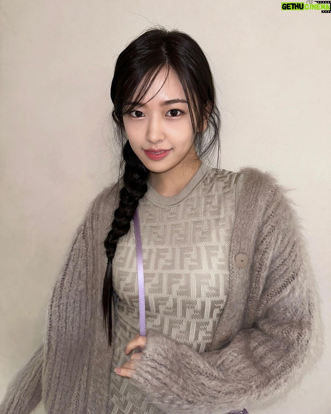 An Yu-jin Instagram - Matching braided hair with cute #fendibaguette 🥖 Congratulations on your 25th anniversary💜 @fendi #AD