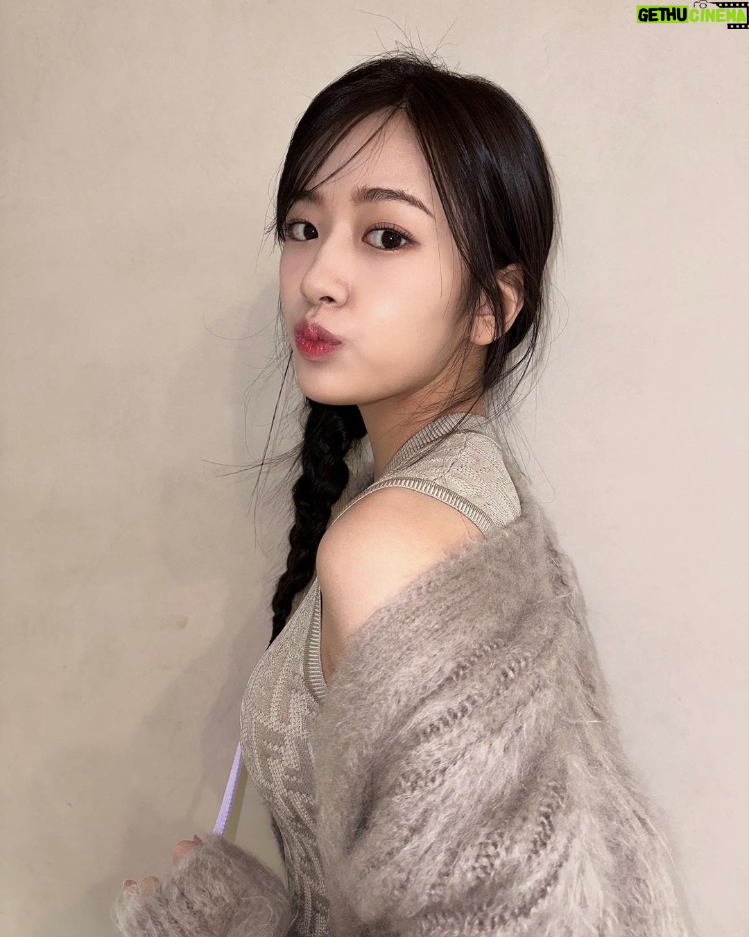 An Yu-jin Instagram - Matching braided hair with cute #fendibaguette 🥖 Congratulations on your 25th anniversary💜 @fendi #AD
