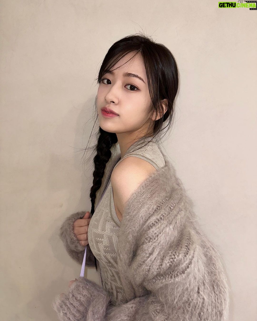 An Yu-jin Instagram - Matching braided hair with cute #fendibaguette 🥖 Congratulations on your 25th anniversary💜 @fendi #AD