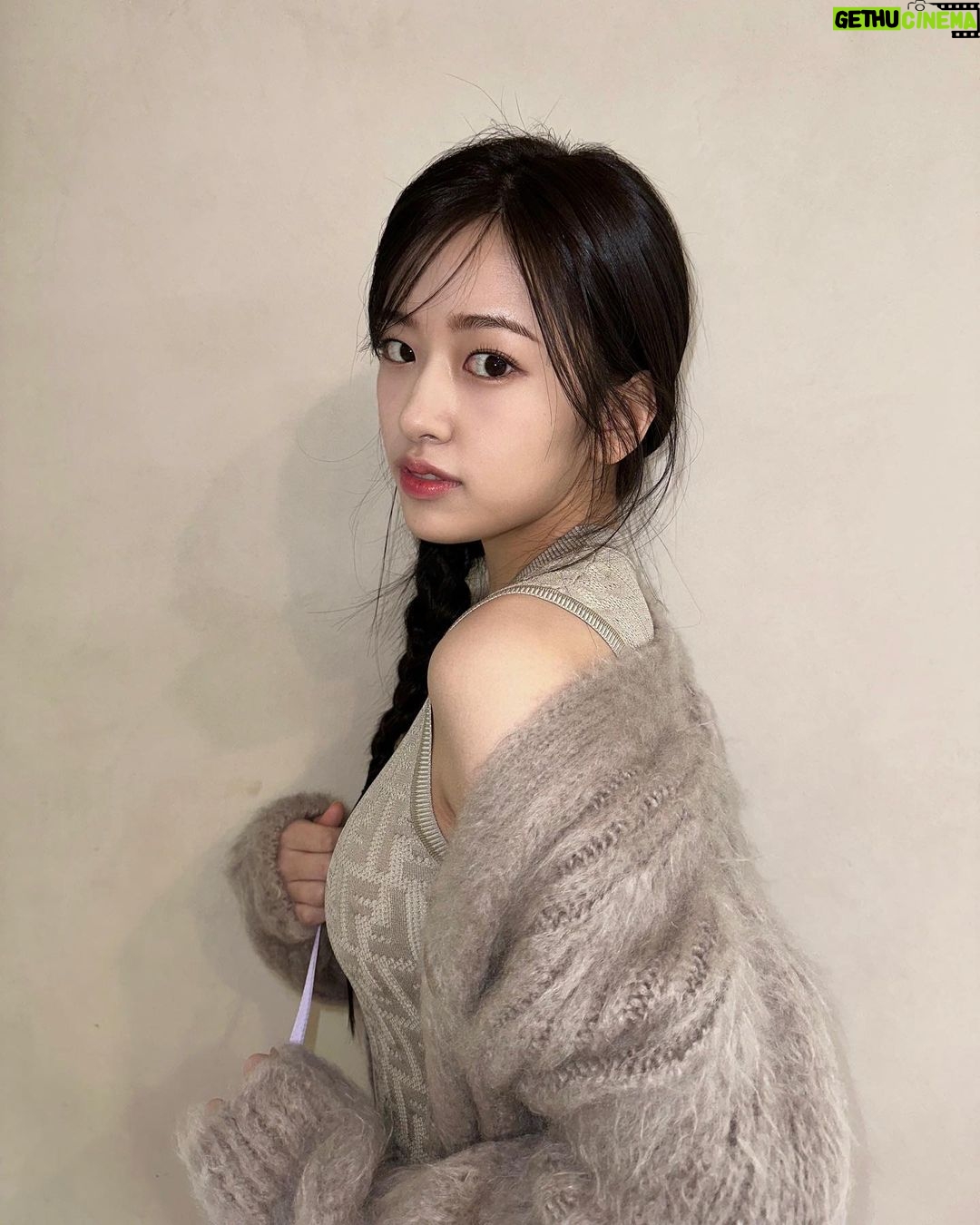 An Yu-jin Instagram - Matching braided hair with cute #fendibaguette 🥖 Congratulations on your 25th anniversary💜 @fendi #AD