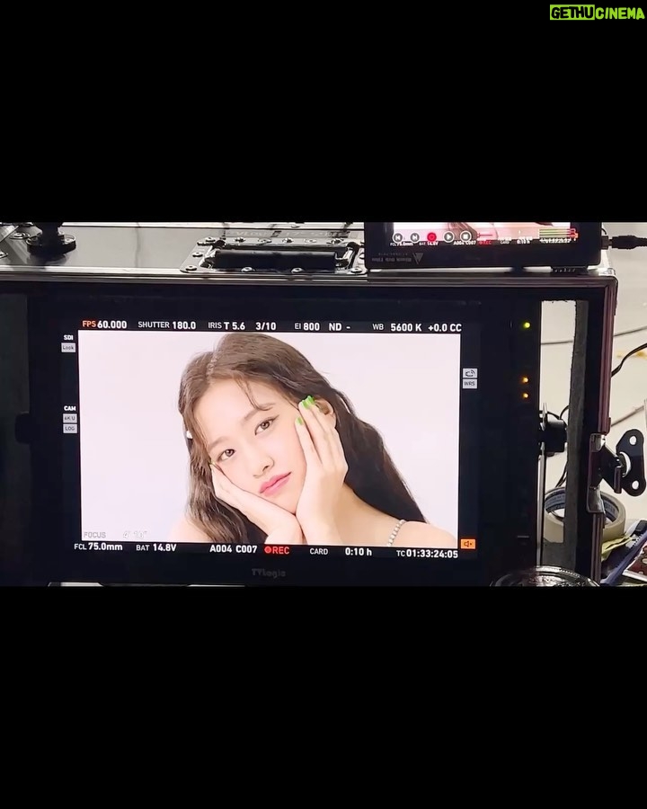 An Yu-jin Instagram - HAPPY @loccitanekorea 🎄🎁