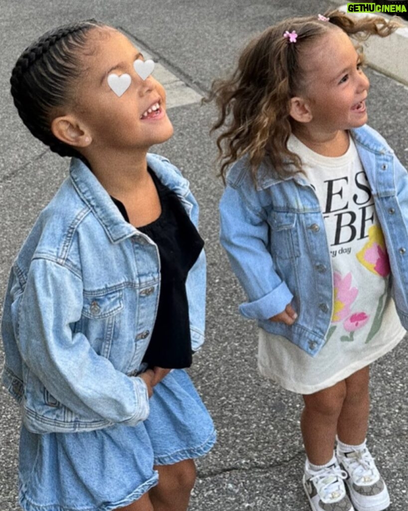 Anaïs Camizuli Instagram - BONNE RENTRÉE À TOUS 🤍 Quel bonheur de voir Kessi est Meylie dans la même école… Ça c’est bien passé pour vos enfants ?!
