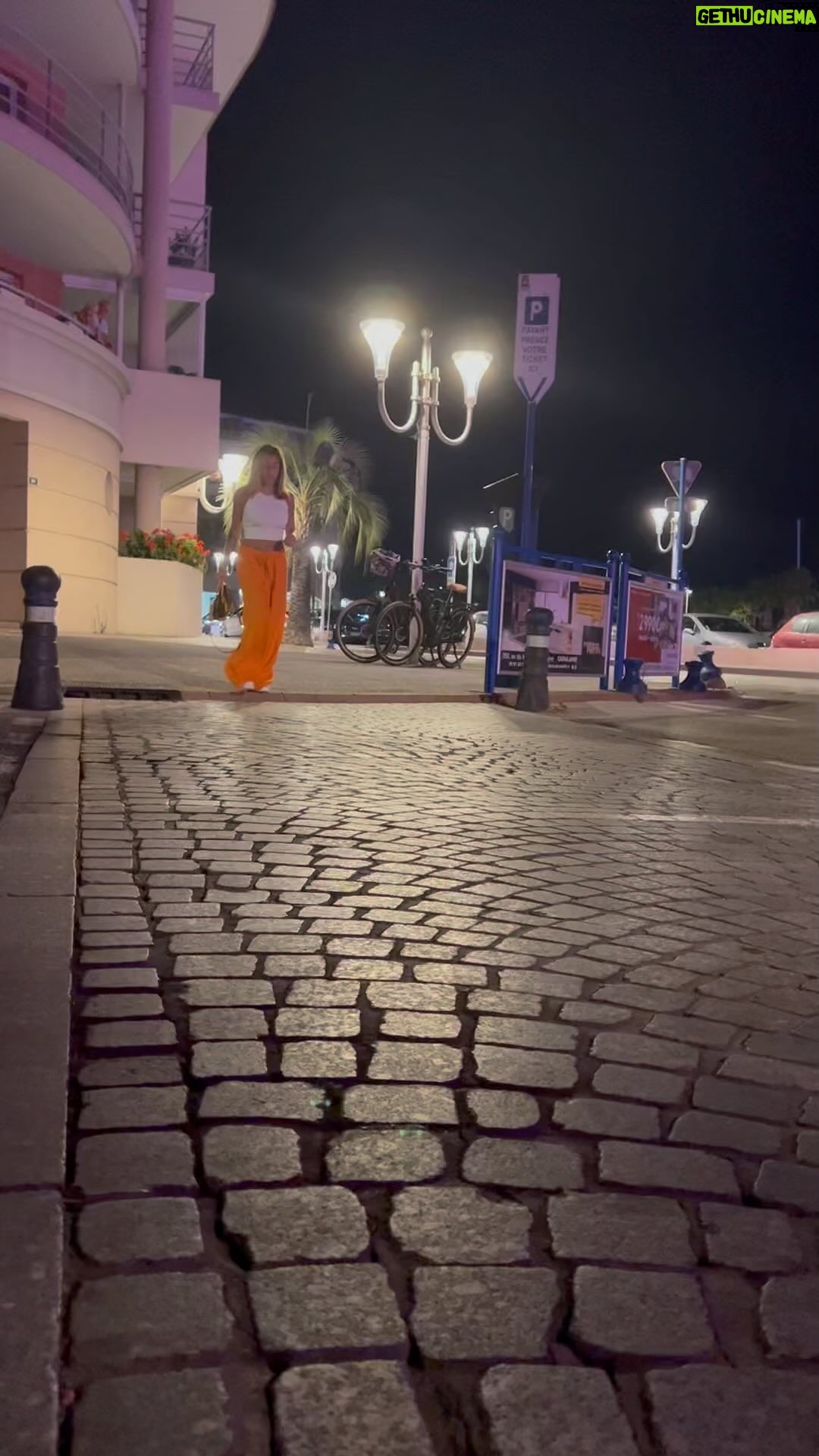 Anaïs Camizuli - 21.7K Likes - Nouveau départ 🧡
J’ai enfin décidé à 34 ans de penser à moi .
D’arrêter d’être trop gentille et de faire passer le bonheur des autres avant le mien .
D’éloigner de ma vie le négatif .