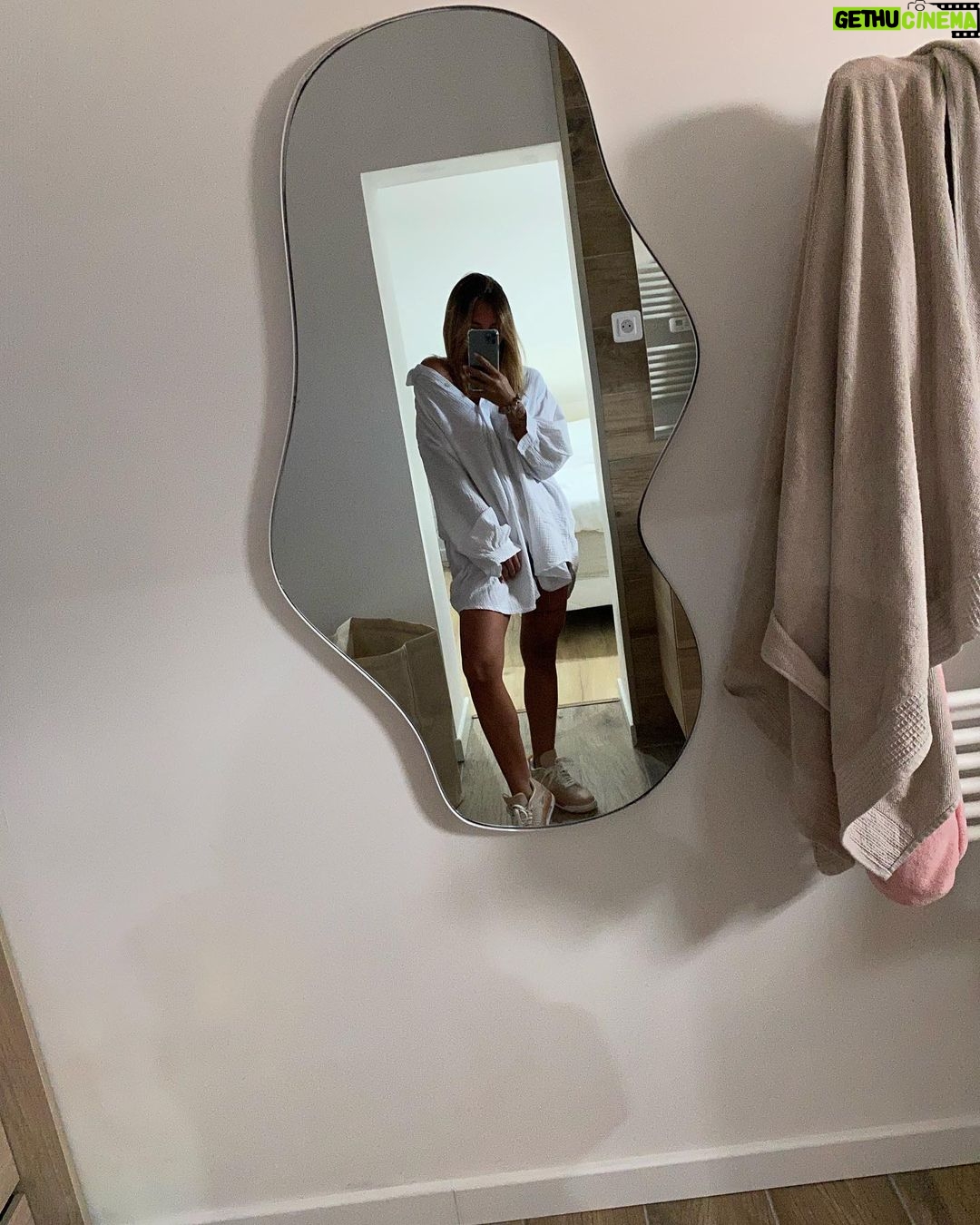 Anaïs Camizuli Instagram - Fresh Nails 🤍