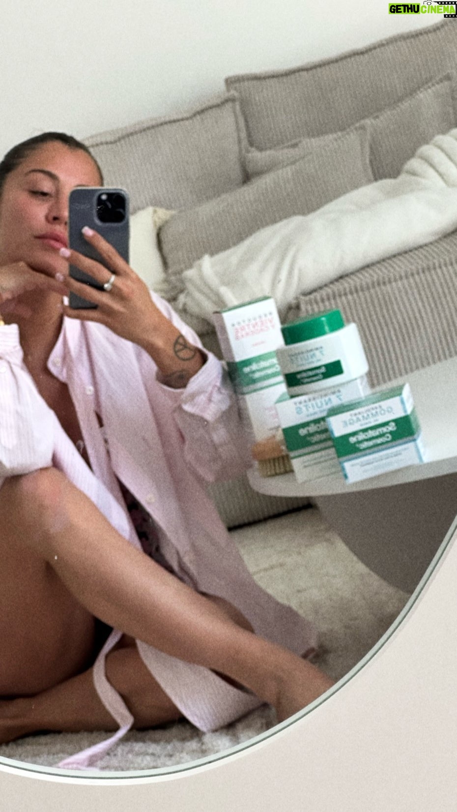 Anaïs Camizuli - 1K Likes - Mon objectif pour cet été est d’avoir un ventre plat, pour cela j’ai réalisé le tout nouveau diagnostic en ligne de @somatoline.cosmetic_fr qui me permet d’obtenir ma routine personnalisée 😍
De mon côté j’ai reçu la crème Ventre et Hanches et le gel 7 nuits effet frais qui sont parfait pour mon objectif 💪
Et vous, pr(ê)t pour l’été ?
#teamsomato #summerready
Nous avons décidé de faire gagner à deux personnes une routine personnalisée 💕
Conditions : s’abonner au compte @somatoline.cosmetic_fr et taguer un.e ami.e en commentaire
Bonne chance les filles 💕
Collaboration rémunérée
