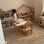 Anaïs Camizuli Instagram - Kessi 4 ans qui nettoie sa chambre en musique Le « vêtement » 10/10 😂😂😂 Bon dimanche🫶🏽