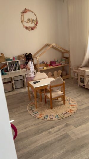 Anaïs Camizuli Instagram - Kessi 4 ans qui nettoie sa chambre en musique 

Le « vêtement » 10/10 😂😂😂

Bon dimanche🫶🏽