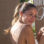 Anaïs Camizuli Instagram - Un micro + I’m Alive = pour qui je me prend ?! Je m’excuse auprès de tout les DJ que j’ai croisé dans ma vie et que j’ai saoulé avec cette chanson …