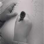 Anaïs Camizuli Instagram - KESSI 🫶🏽 C’est vrai que je vous montre pas souvent ma fille mais je vais essayé de vous la présenter en quelques lignes . Kessi à 3 ans et demi . C’est un petit être humain si doux qui à bouleversé ma vie . Elle est d’une gentillesse profonde et d’une générosité extrême. Ses yeux , son regard , sont profond. On peut lire ce qu’elle pense et ressent . Elle s’exprime tellement bien qu’elle me laisse parfois sans voix . Elle me ressemble beaucoup physiquement ( oui elle à de son papa aussi ) mais également dans son attitude , ses mimiques c’est tout moi . Elle veut toujours apprendre, comprendre et me pose des questions sur la vie et en tant que Maman parfois je suis surprise car je ne sais pas forcément quoi répondre et donner les bonnes réponses. J’essaie de lui donner une éducation qui peut paraître « stricte » pour certaines personnes de mon entourage mais aujourd’hui je suis fière d’avoir une petite fille aimante , polie et respectueuse. Je n’ai jamais eu à punir Kessi … elle connaît ses limites . Bon je vous avoue que depuis quelques jours elle se cherche un peu et commence à me répondre, mais je tolère car il faut qu’elle exprime son caractère qui jusqu’à aujourd’hui était trop « faible » et dans la société ou on vit aujourd’hui malheureusement nos enfants doivent apprendre à se défendre et s’imposer ( racisme , méchanceté, harcèlement… ) mais elle s’excuse tout de suite , car elle à peur de me décevoir. Un jour peut-être je vous montrerai son visage et la douceur qu’elle porte . Kessi : Pureté . Ce prénom lui va si bien … Je suis pas une maman parfaite et je doute beaucoup parfois mais je reste persuadée que nous sommes toutes des Mamans parfaites pour nos enfants … Je t’aime Kessi , Falone .M ✨