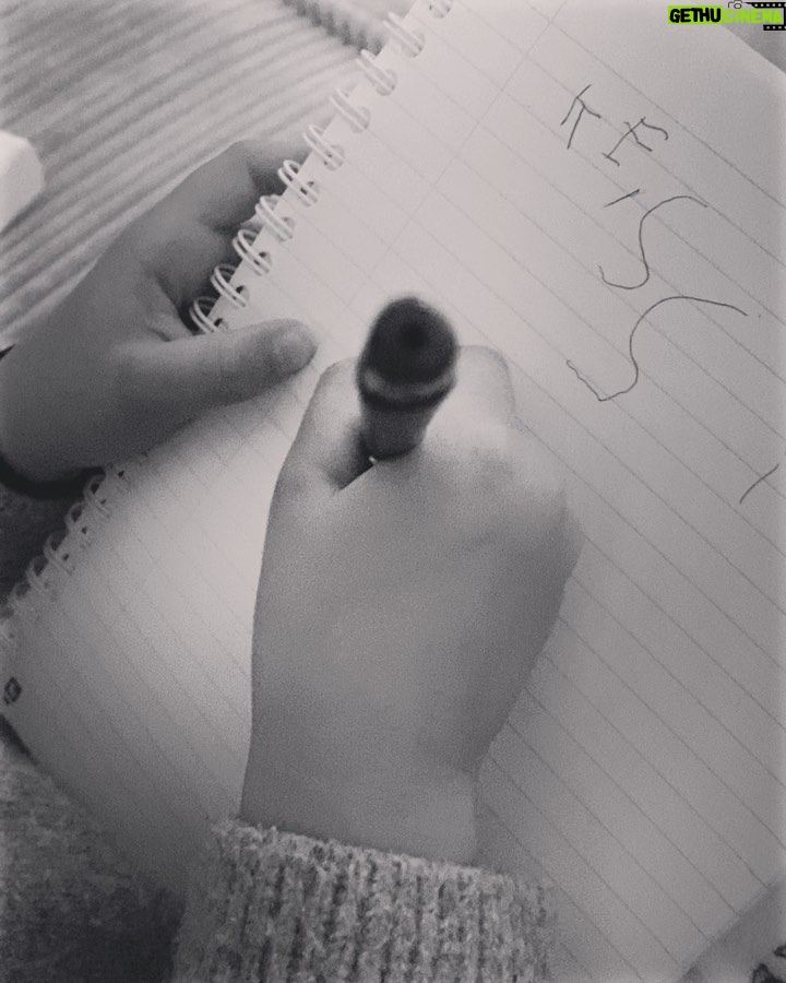 Anaïs Camizuli Instagram - KESSI 🫶🏽 C’est vrai que je vous montre pas souvent ma fille mais je vais essayé de vous la présenter en quelques lignes . Kessi à 3 ans et demi . C’est un petit être humain si doux qui à bouleversé ma vie . Elle est d’une gentillesse profonde et d’une générosité extrême. Ses yeux , son regard , sont profond. On peut lire ce qu’elle pense et ressent . Elle s’exprime tellement bien qu’elle me laisse parfois sans voix . Elle me ressemble beaucoup physiquement ( oui elle à de son papa aussi ) mais également dans son attitude , ses mimiques c’est tout moi . Elle veut toujours apprendre, comprendre et me pose des questions sur la vie et en tant que Maman parfois je suis surprise car je ne sais pas forcément quoi répondre et donner les bonnes réponses. J’essaie de lui donner une éducation qui peut paraître « stricte » pour certaines personnes de mon entourage mais aujourd’hui je suis fière d’avoir une petite fille aimante , polie et respectueuse. Je n’ai jamais eu à punir Kessi … elle connaît ses limites . Bon je vous avoue que depuis quelques jours elle se cherche un peu et commence à me répondre, mais je tolère car il faut qu’elle exprime son caractère qui jusqu’à aujourd’hui était trop « faible » et dans la société ou on vit aujourd’hui malheureusement nos enfants doivent apprendre à se défendre et s’imposer ( racisme , méchanceté, harcèlement… ) mais elle s’excuse tout de suite , car elle à peur de me décevoir. Un jour peut-être je vous montrerai son visage et la douceur qu’elle porte . Kessi : Pureté . Ce prénom lui va si bien … Je suis pas une maman parfaite et je doute beaucoup parfois mais je reste persuadée que nous sommes toutes des Mamans parfaites pour nos enfants … Je t’aime Kessi , Falone .M ✨
