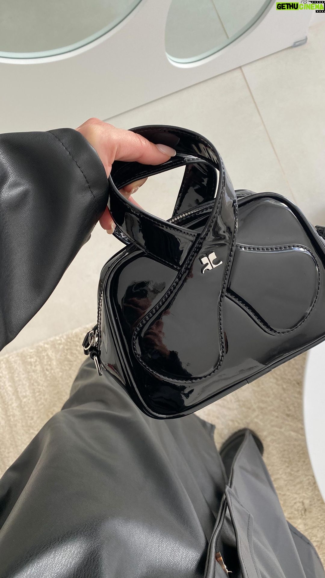 Anaïs Camizuli - 2.8K Likes - Mes Tenues de chez @babayan_collection
Vous aimez les filles ?! Profitez vous avez -15% sur le site 🫶🏽