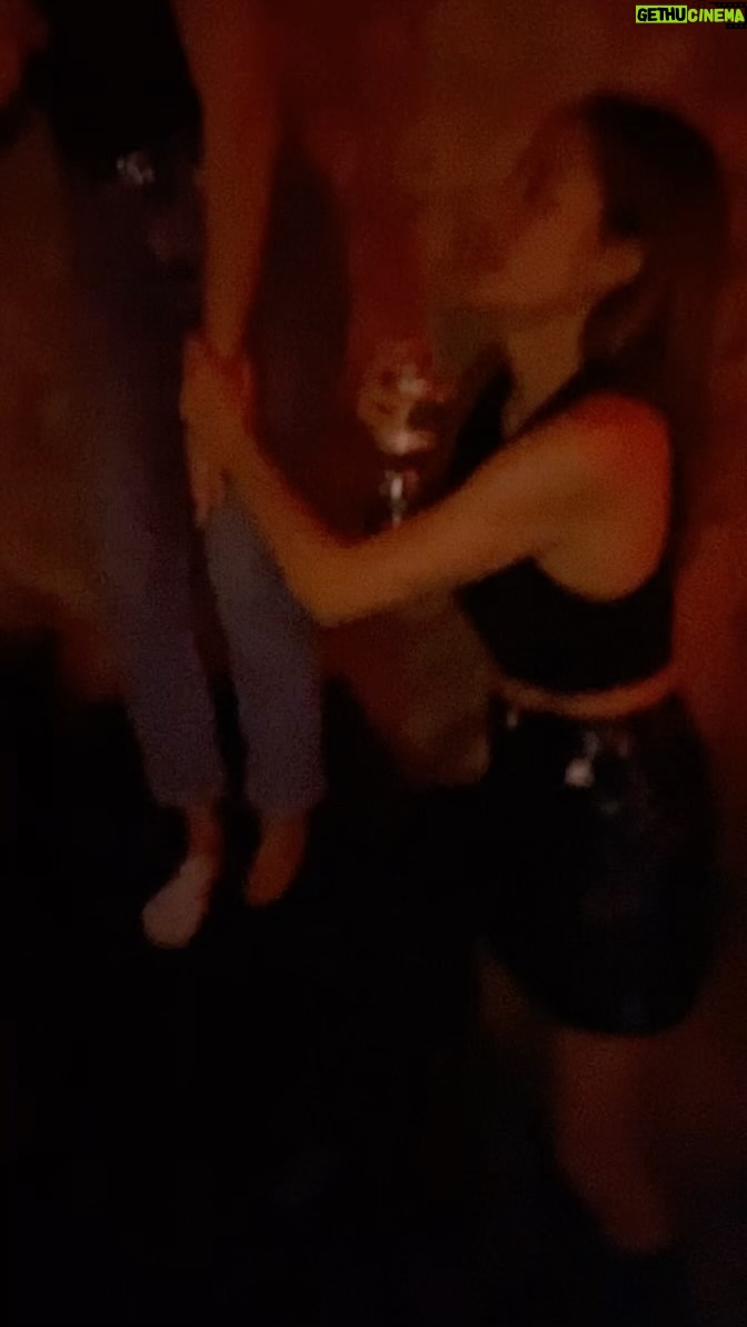 Anaïs Camizuli - 8.7K Likes - Pour que tu m’aimes encore !!!!
@fiona.mncoaching met les mêmes chaussettes la prochaine fois stp !