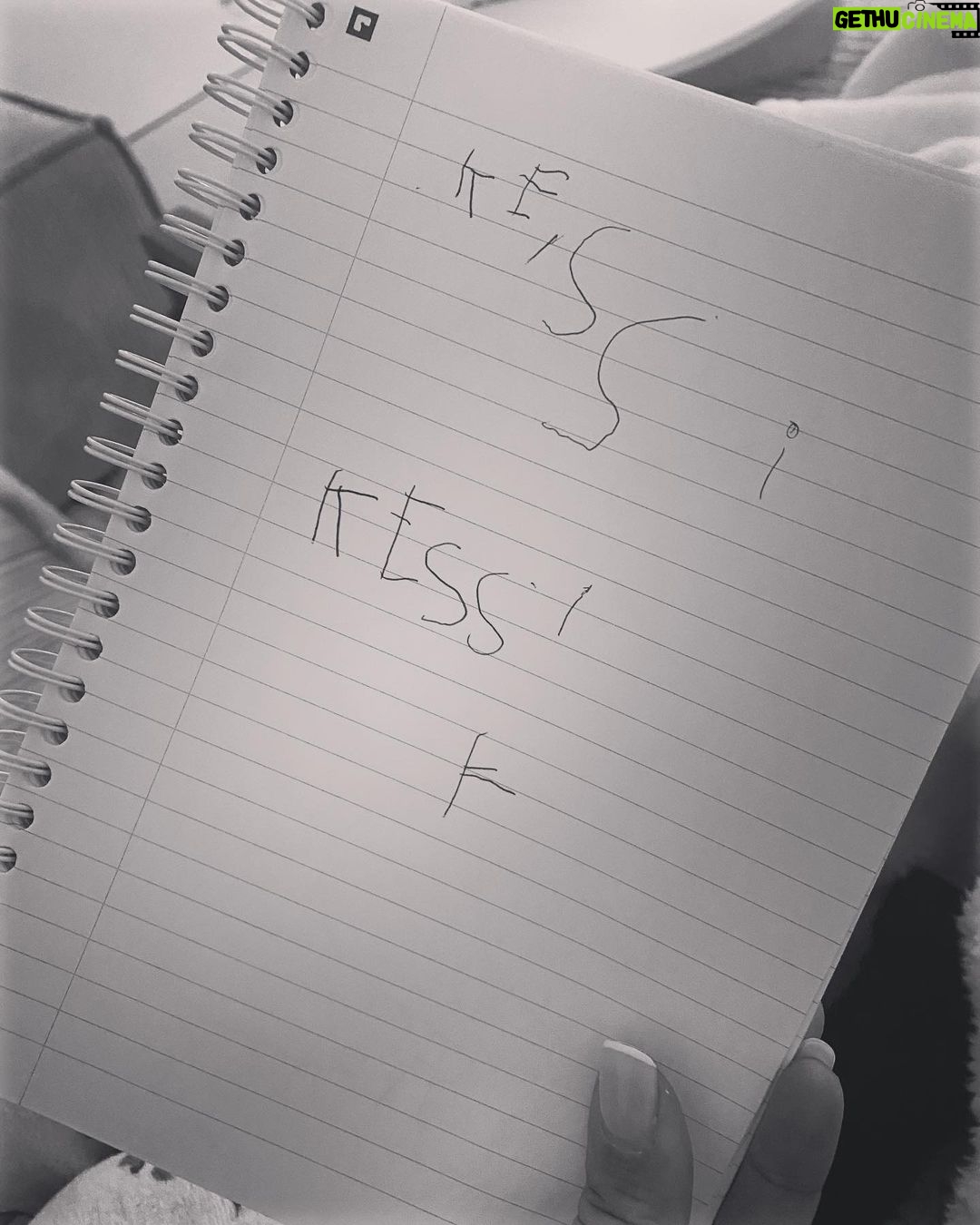 Anaïs Camizuli Instagram - KESSI 🫶🏽 C’est vrai que je vous montre pas souvent ma fille mais je vais essayé de vous la présenter en quelques lignes . Kessi à 3 ans et demi . C’est un petit être humain si doux qui à bouleversé ma vie . Elle est d’une gentillesse profonde et d’une générosité extrême. Ses yeux , son regard , sont profond. On peut lire ce qu’elle pense et ressent . Elle s’exprime tellement bien qu’elle me laisse parfois sans voix . Elle me ressemble beaucoup physiquement ( oui elle à de son papa aussi ) mais également dans son attitude , ses mimiques c’est tout moi . Elle veut toujours apprendre, comprendre et me pose des questions sur la vie et en tant que Maman parfois je suis surprise car je ne sais pas forcément quoi répondre et donner les bonnes réponses. J’essaie de lui donner une éducation qui peut paraître « stricte » pour certaines personnes de mon entourage mais aujourd’hui je suis fière d’avoir une petite fille aimante , polie et respectueuse. Je n’ai jamais eu à punir Kessi … elle connaît ses limites . Bon je vous avoue que depuis quelques jours elle se cherche un peu et commence à me répondre, mais je tolère car il faut qu’elle exprime son caractère qui jusqu’à aujourd’hui était trop « faible » et dans la société ou on vit aujourd’hui malheureusement nos enfants doivent apprendre à se défendre et s’imposer ( racisme , méchanceté, harcèlement… ) mais elle s’excuse tout de suite , car elle à peur de me décevoir. Un jour peut-être je vous montrerai son visage et la douceur qu’elle porte . Kessi : Pureté . Ce prénom lui va si bien … Je suis pas une maman parfaite et je doute beaucoup parfois mais je reste persuadée que nous sommes toutes des Mamans parfaites pour nos enfants … Je t’aime Kessi , Falone .M ✨