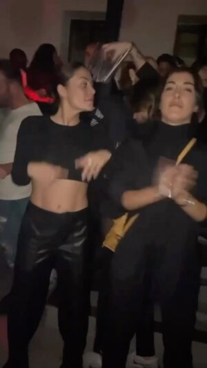 Anaïs Camizuli Instagram - Parce qu’on est lourdes et qu’on fait cette chorégraphie PARTOUT ! 

Bon OK , plus synchro tu peux pas 🖤 

@manoncamizuli @fiona.mncoaching