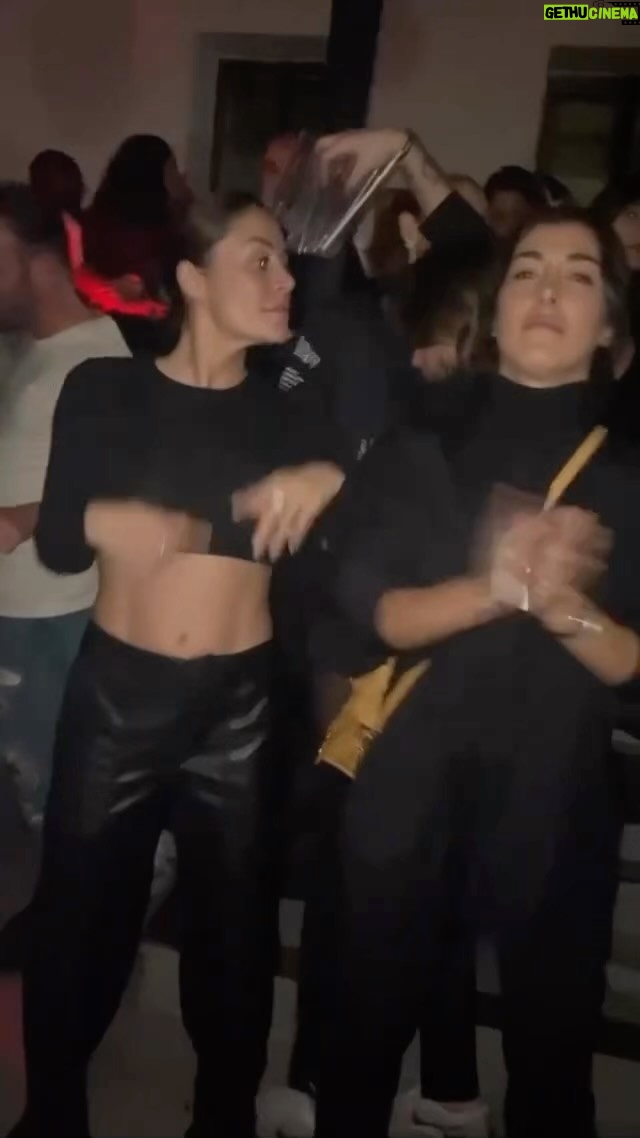 Anaïs Camizuli - 29.5K Likes - Parce qu’on est lourdes et qu’on fait cette chorégraphie PARTOUT !
Bon OK , plus synchro tu peux pas 🖤
@manoncamizuli @fiona.mncoaching