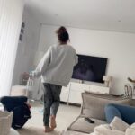 Anaïs Camizuli Instagram - « Mamie vais la » 😂 Un peu de Bonne humeur 🤍 J’adore nos mercredis après-midi et surtout quand elle me filme 😂