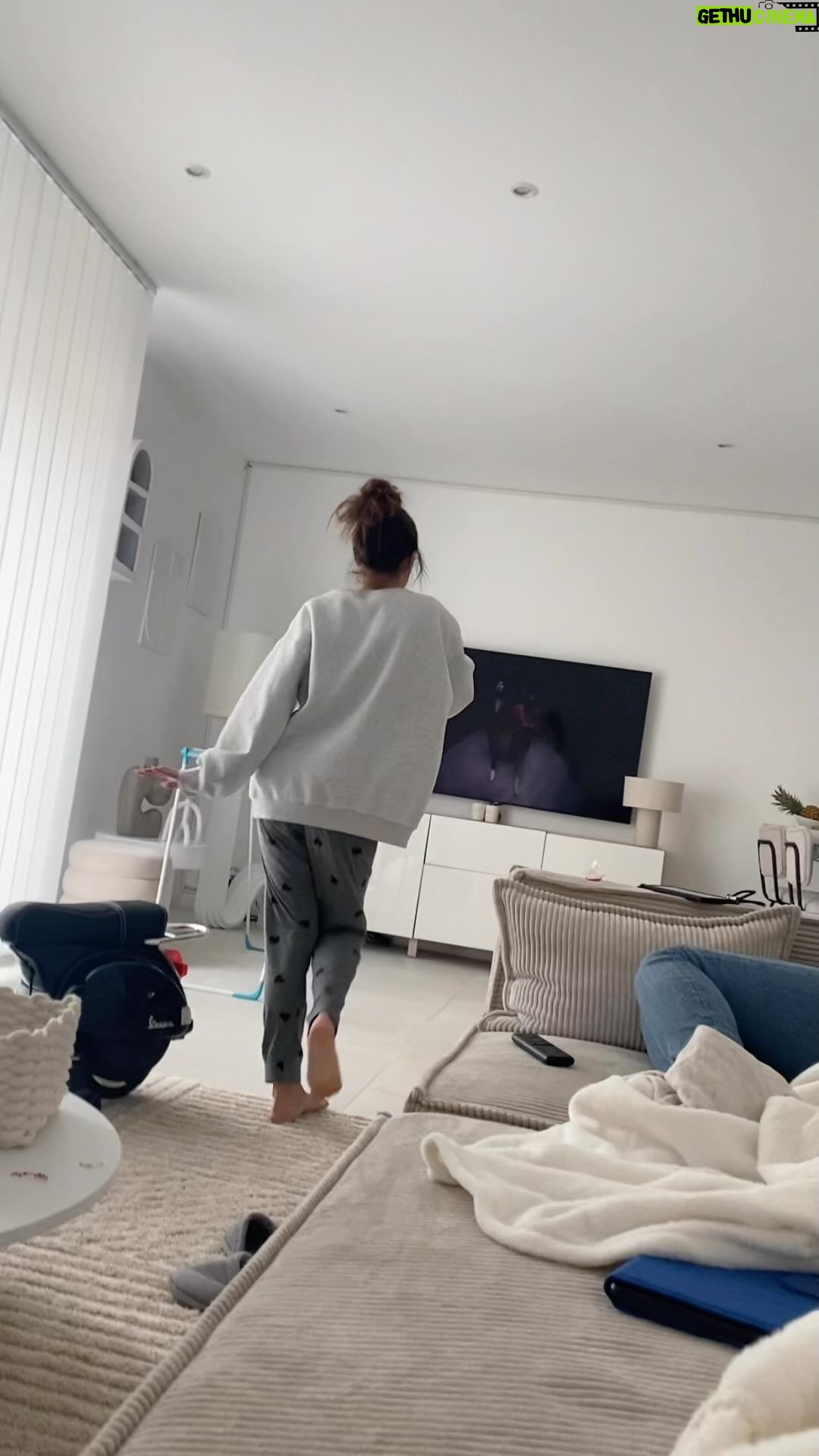 Anaïs Camizuli - 16.5K Likes - « Mamie vais la » 😂
Un peu de Bonne humeur 🤍
J’adore nos mercredis après-midi et surtout quand elle me filme 😂