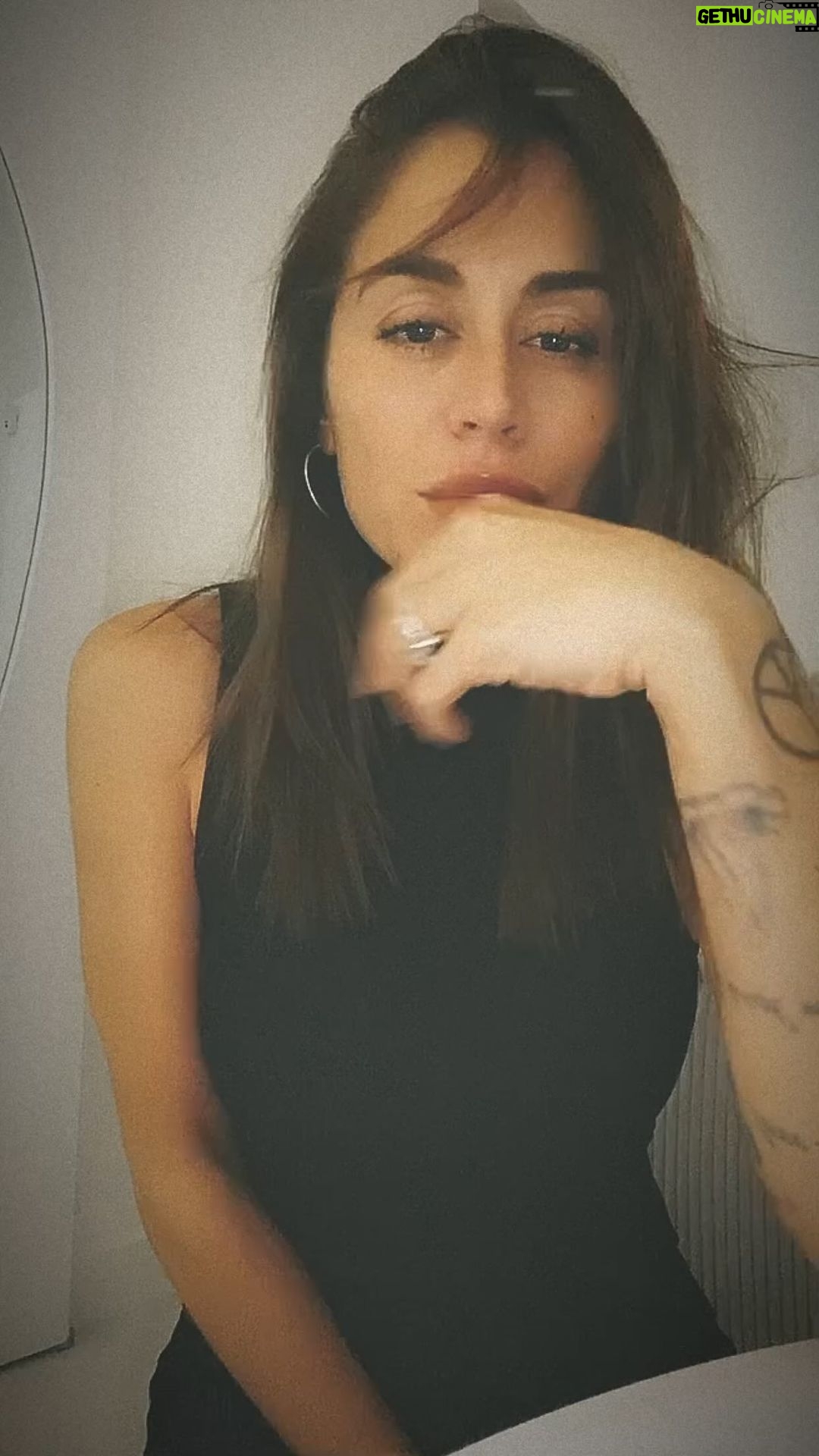 Anaïs Camizuli - 16.8K Likes - CE PUTAIN DE COEUR !