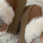 Anaïs Camizuli Instagram - Colis du Jour ✨ Comment porter après ça d’autres chaussures?! @ugg