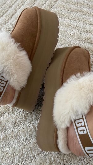 Anaïs Camizuli Instagram - Colis du Jour ✨ 

Comment porter après ça d’autres chaussures?! @ugg