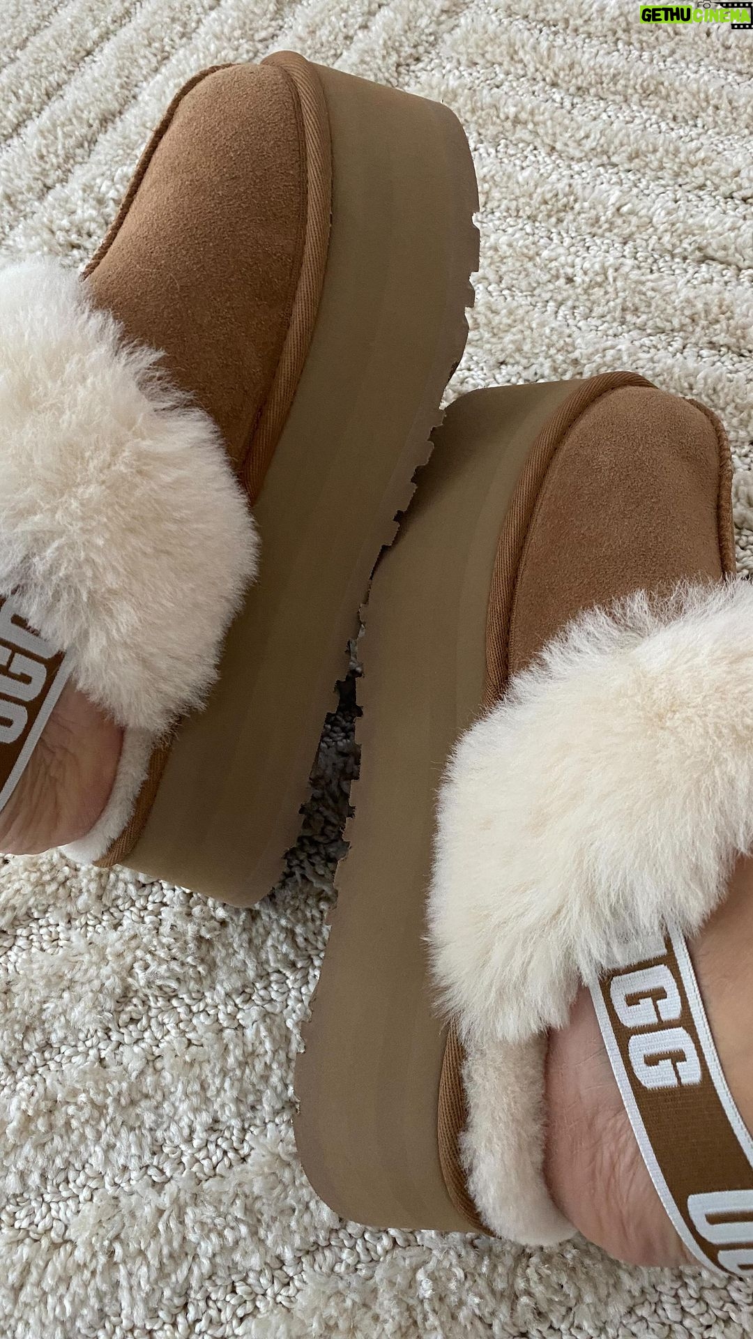 Anaïs Camizuli - 6.4K Likes - Colis du Jour ✨
Comment porter après ça d’autres chaussures?! @ugg