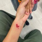 Anaïs Camizuli Instagram - Ma fille gravé à vie , avec le coeur qu’elle m’a dessiné ❤️ Merci @atomink_tattoo_13_0666815241 pour me l’avoir tatoué à l’identique.