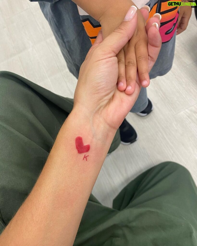Anaïs Camizuli Instagram - Ma fille gravé à vie , avec le coeur qu’elle m’a dessiné ❤️ Merci @atomink_tattoo_13_0666815241 pour me l’avoir tatoué à l’identique.