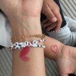 Anaïs Camizuli Instagram - Petite astuce les Mamans : Suite aux conseils d’ @audreyndjave_centrehmb , le matin avant l’école je prépare un petit papier pour Kessi avec les étapes de sa matinée ( vu qu’elle ne mange pas à la cantine ) pour qu’elle puisse réussir à voir quand maman arrive la chercher. Elle doit mettre un petit rond à côté de chaque étape. On à commencé vendredi dernier et ça à super bien marché car elle m’a dit « maman trop bien le papier j’ai fait les ronds et c’est passé trop vite » Le rituel du coeur on le fait depuis la crèche mais je dois avouer que ce matin elle m’a fait un coeur trop mignon ( j’ai envie de me le faire tatouer d’ailleurs ) 💕