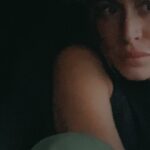 Anaïs Camizuli Instagram - PLUS JAMAIS . Vous dîtes souvent « Anais ne t’interdit pas d’être amoureuse pour ta fille » Je me l’interdît pour moi . Je ne crois plus en l’amour , aux belles histoires qui durent et au crapaud qui se transforme en prince charmant. Je suis la belle au bois dormant mais je veux qu’aucun prince vienne me réveiller 😂 Et vous les filles team crapaud ou team prince charmant?