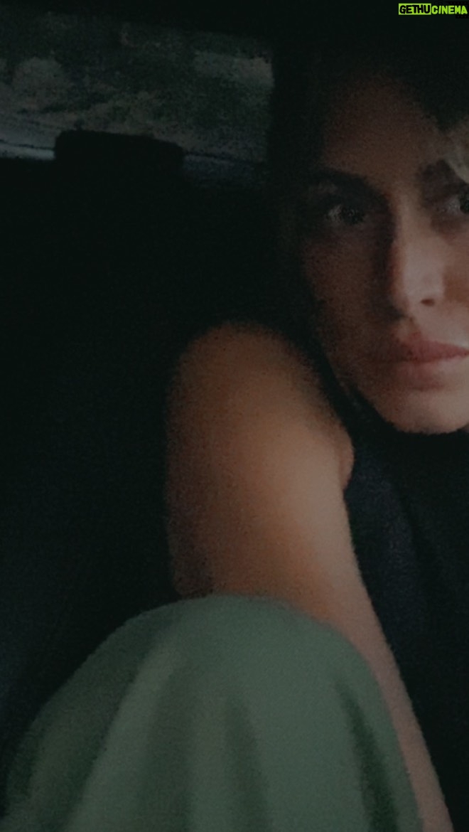 Anaïs Camizuli - 11.4K Likes - PLUS JAMAIS .
Vous dîtes souvent « Anais ne t’interdit pas d’être amoureuse pour ta fille »
Je me l’interdît pour moi . Je ne crois plus en l’amour , aux belles histoires qui durent et au crapaud qui se transforme en prince charmant.
Je suis la belle au bois dormant mais je veux qu’aucun prince vienne me réveiller 😂
Et vous les filles team crapaud ou team prince charmant?