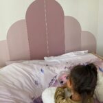Anaïs Camizuli Instagram - Trop heureuse de vous faire découvrir la marque @wellpapers_com qui m’a permis de transformer la chambre de ma fille 💗 Pas besoin de professionnel, la pose est très simple, il suffit de vaporiser de l’eau au dos du papier et la colle s’active toute seule. La référence de ma tête de lit N°284 - Gatsby rose poudré #decorationinterieur #interieurdesign #chambredenfant #papierpeint #wellpapers #homedecor #home #tetedelit #tapisserie#collaboration