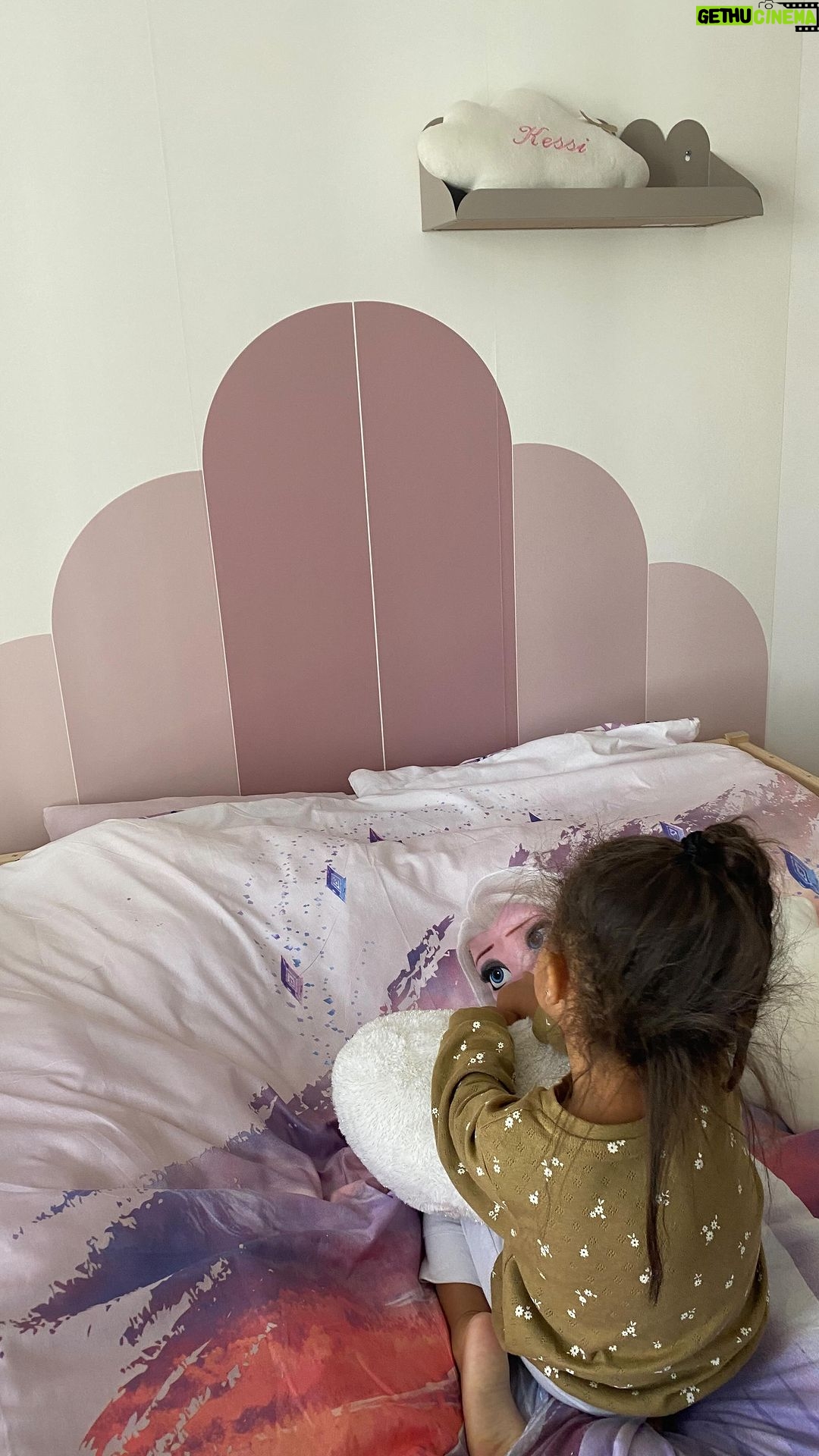 Anaïs Camizuli - 2.1K Likes - Trop heureuse de vous faire découvrir la marque @wellpapers_com qui m’a permis de transformer la chambre de ma fille 💗
Pas besoin de professionnel, la pose est très simple, il suffit de vaporiser de l’eau au dos du papier et la colle s’active toute seule.
La référence de ma tête de lit N°284 - Gatsby rose poudré
#decorationinterieur #interieurdesign #chambredenfant #papierpeint #wellpapers #homedecor #home #tetedelit #tapisserie#collaboration