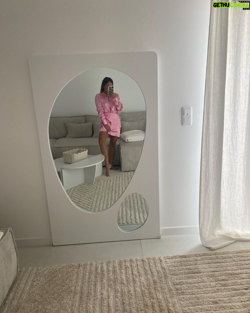 Anaïs Camizuli Instagram - La vie en rose 💕 Mon miroir : @sklum.welovedesign_fr