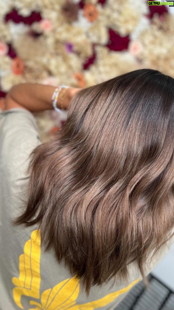 Anaïs Camizuli Instagram - Pleine Lune , nouvelle couleur ✨ J’ai décidé d’enlever mon blond et j’ai opté pour une couleur plus naturel . Merci @joanaportal 🤍 Vous préférez Blonde ou Brune les filles ?