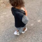 Anaïs Camizuli Instagram - Première journée d’école. Kessi n’avait pas l’air motivée sur le chemin de l’école mais en arrivant devant sa classe tout s’est bien passé. Notre rituel, je lui dessine un petit coeur sur la main et je lui explique que si elle à un petit coup de mou elle regarde sa main et Maman est auprès d’elle 🫶🏽 Et vous les Mamans comment s’est passé ce Lundi matin ? Belle journée 🤍