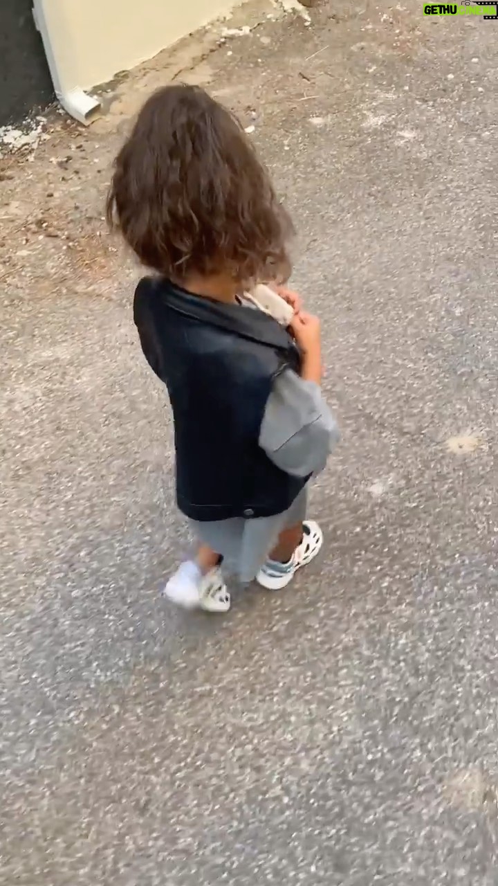Anaïs Camizuli - 13.6K Likes - Première journée d’école.
Kessi n’avait pas l’air motivée sur le chemin de l’école mais en arrivant devant sa classe tout s’est bien passé.
Notre rituel, je lui dessine un petit coeur sur la main et je lui explique que si elle à un petit coup de mou elle regarde sa main et Maman est auprès d’elle 🫶🏽
Et vous les Mamans comment s’est passé ce Lundi matin ?
Belle journée 🤍