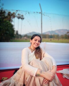 Anagha Bhosale Instagram - Wearing my aaji’s saree had to click some pictures ✨(there is love in our hearts only love will come out) 🦚 Comment Hare Krishna everyone