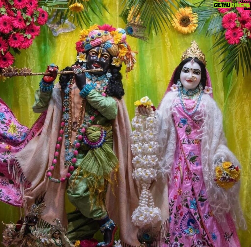 Anagha Bhosale Instagram - When they are in floral 🪷🌼🌸🌷 Does anyone else remember this bhajan from ur childhood Start chanting Hare Krishna mahamantra everyone & please comment Radhe Radhe 🦚♥