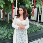 Anahita Bhooshan Instagram - Now before @yoshita_garodia points out she didn’t see us at her haldi I’d like to clarify that we were very very late, we missed the entire event but dressed up solely to click pictures 🤭 Has a similar situation ever happened to you ? Also, this pretty outfit by @surabhi.gandhi