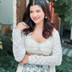 Anahita Bhooshan Instagram - Now before @yoshita_garodia points out she didn’t see us at her haldi I’d like to clarify that we were very very late, we missed the entire event but dressed up solely to click pictures 🤭 Has a similar situation ever happened to you ? Also, this pretty outfit by @surabhi.gandhi